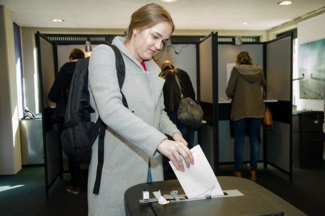 Stemmen in het gemeentehuis in Dronten.