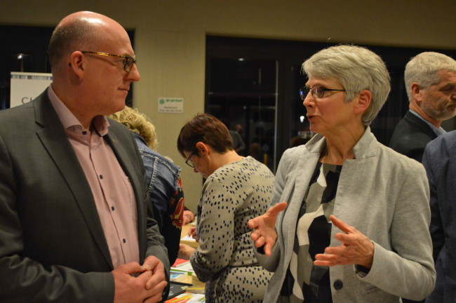 Jetty Holwerda (rechts) in gesprek met wethouder Peter van Bergen.