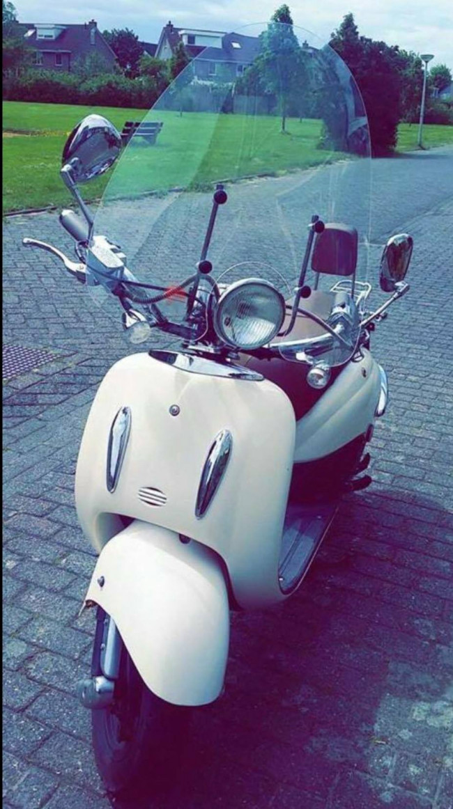 De gestolen scooter.