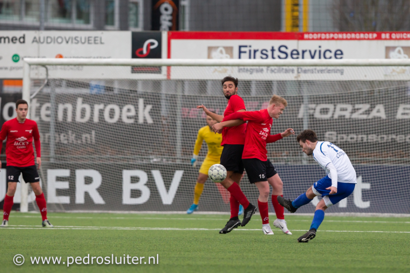 Sertac Yilmaz en Hugo Koopman springen voor de bal