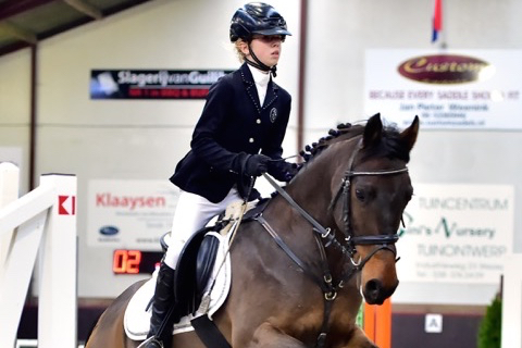 Esther Lammerts met haar pony Zero