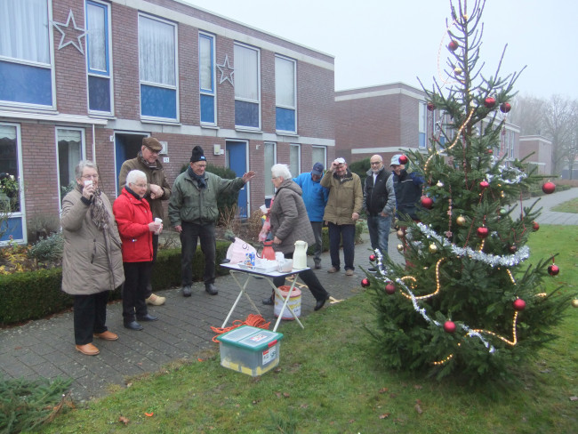 Bewoners van de Lange Streek bij hun kerstboom.