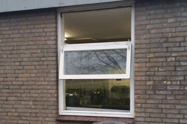 Bij Asv Dronten werd dit weekeinde een raam opengebroken.