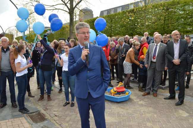 Dirk Minne Vis bij de opening van het Meerpaalplein.