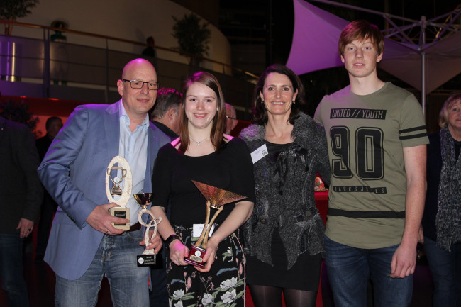 Bart Heerikhuisen (coach), Kayleigh Heerikhuisen, Alice Naber-Lozeman en Daan Schade (v.l.n.r.) bij de sportverkiezingen.