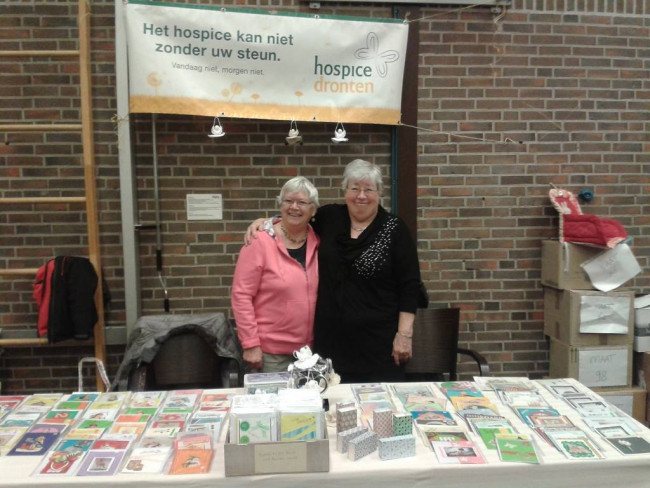Gerda Niekamp en Anny van Haperen verkopen kerstkaarten voor hospice