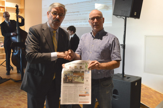 Burgemeester neemt eerste exemplaar DeDrontenaar.nl in ontvangst