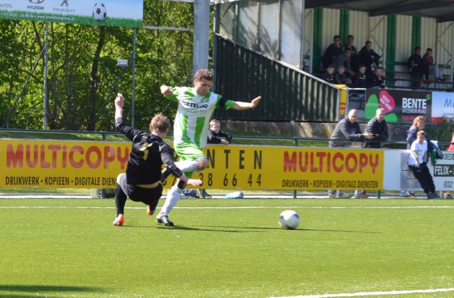Jeroen van der Meer in actie tegen Vroomshoopse Boys.