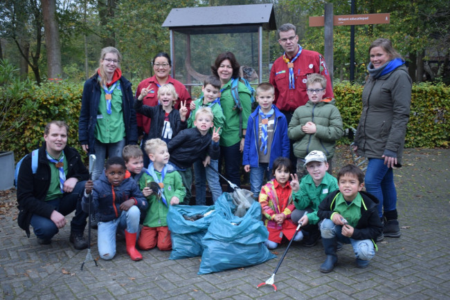 Vijftien Flevo-Scouts werken in het Wisentbos aan het wisent-educatiepad