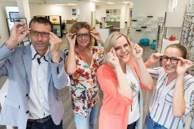Vlnr: Gert Schonewille, Erna Schonewille, Liza Kleinlangevelsloo en Jessica Nijhuis.