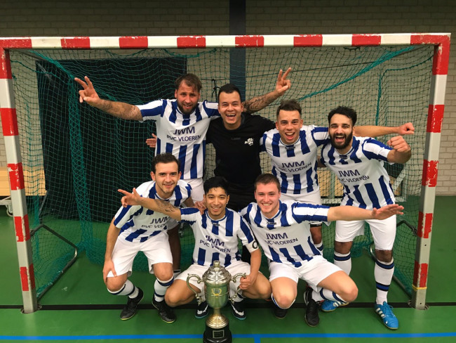 KHC met in het midden Luhukay, achter de IJssel Cup. Linksachter De Nooijer
