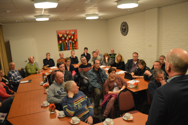 Eric Daniëls in gesprek met bewoners van De Morinel.