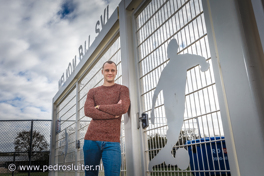 Youp Kok voor het SVI-sportpark De Siggels.