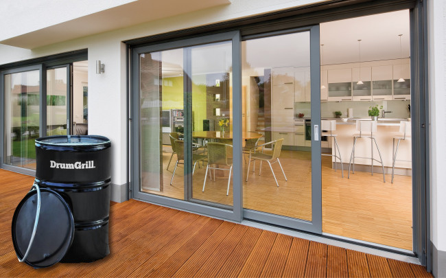 Met een aluminium schuifpui hoeft men niet meer te schilderen en kan men optimaal genieten van de zomer.