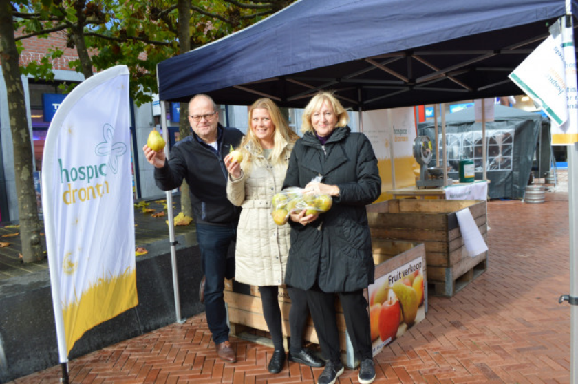 Koos in ’t Hout, Sanne van Baal en Anje Krummfuss (v.l.n.r.) op het Havenplein.