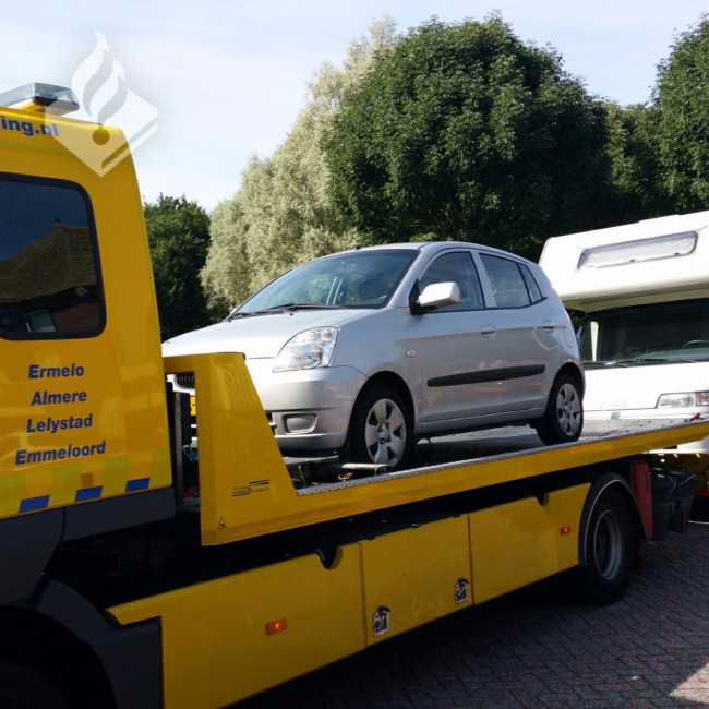 De personenauto wordt afgevoerd.