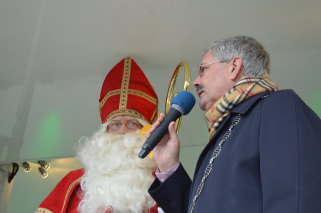  Aat de Jonge ontving zaterdag Sinterklaas in Dronten. 