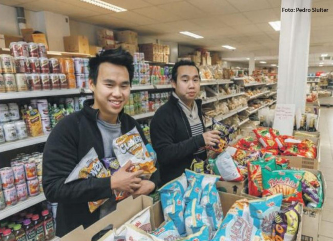 Thai en Dinh Phan; de tweeling die de Aziatische supermarkt van nieuw elan voorziet. Met een soortgelijke zaak in Leeuwarden waar hun ‘grote broer’ de leiding heeft.