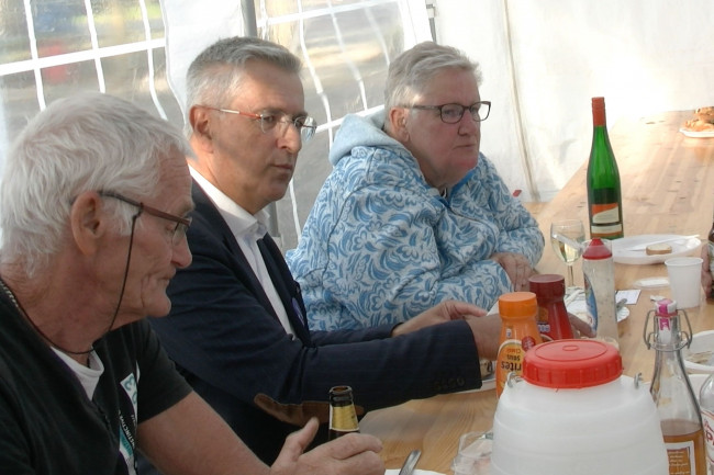 Wethouder Ton van Amerongen tijdens de barbecue in gesprek met inwoners van Biddinghuizen.