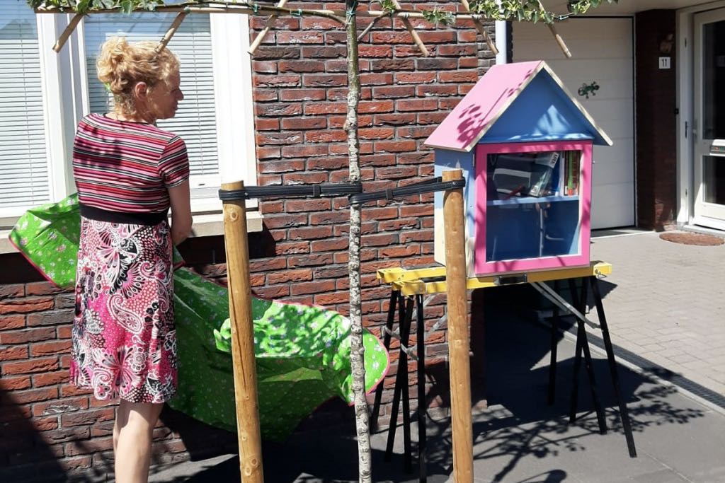 De onthulling van de mini-bieb.
