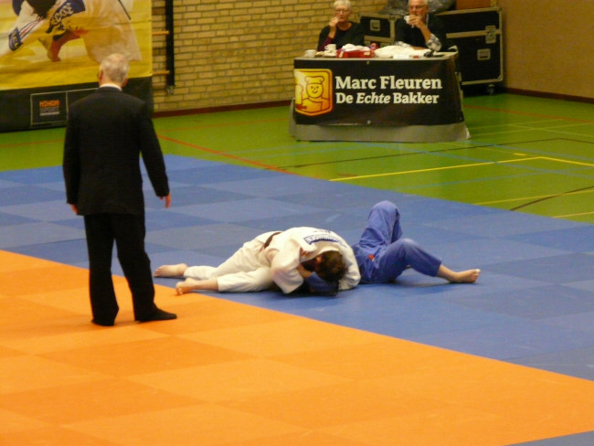 Kayleigh Heerikhuisen heeft de tegenstander in de houdgreep.