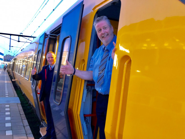 NS-personeel bedankt de reizigers van het Kamperlijntje