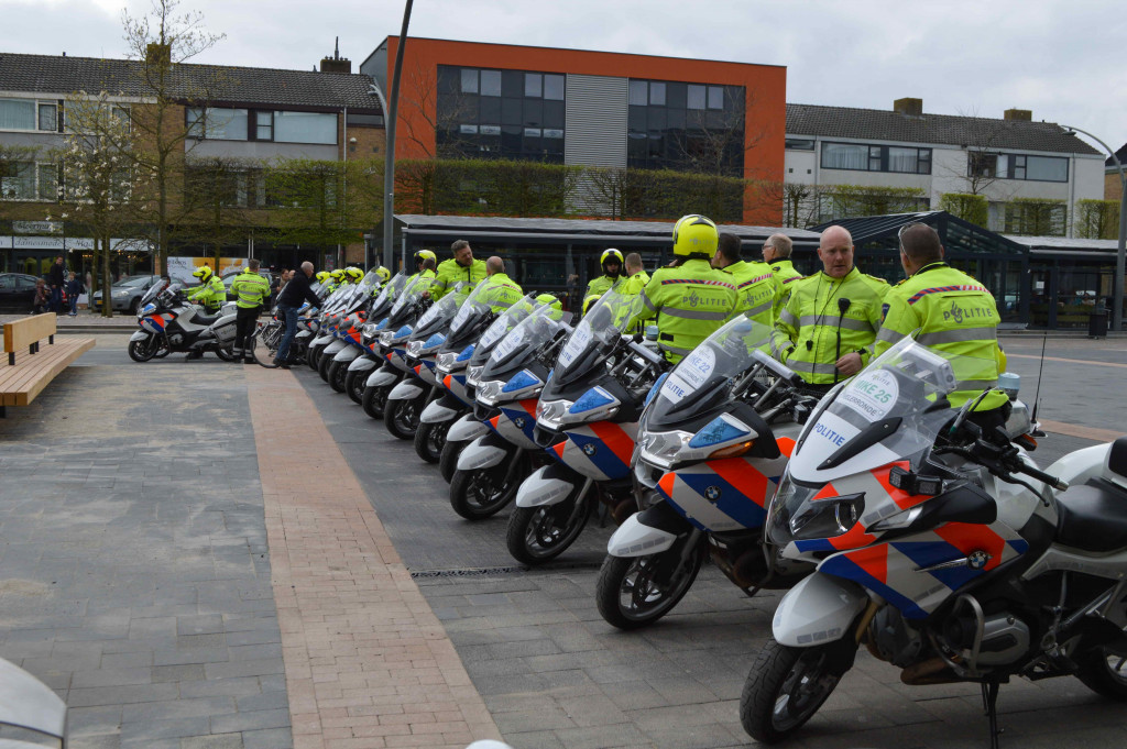 Politie bij wielerevenement.