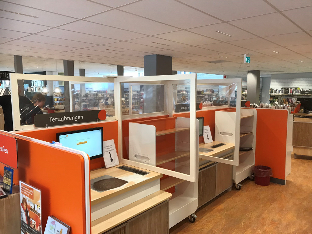 hygiëneschermen bij de bibliotheek