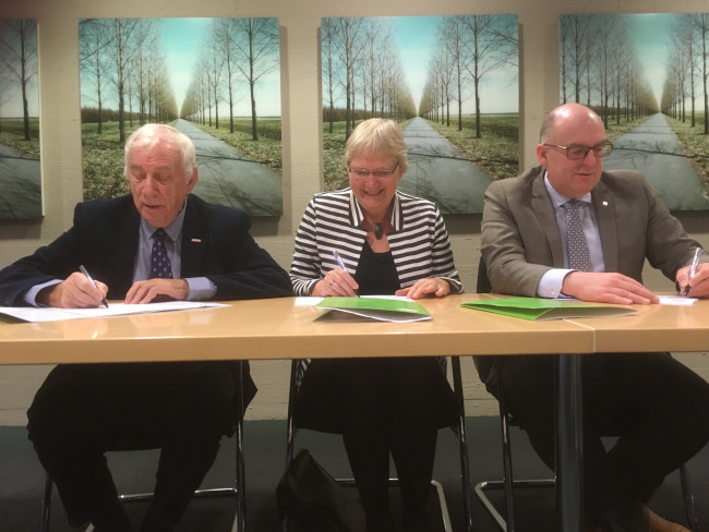 Gerard Corjanus (links) ondertekende vorige week de prestatieafspraken van OFW, HBV en gemeente Dronten.