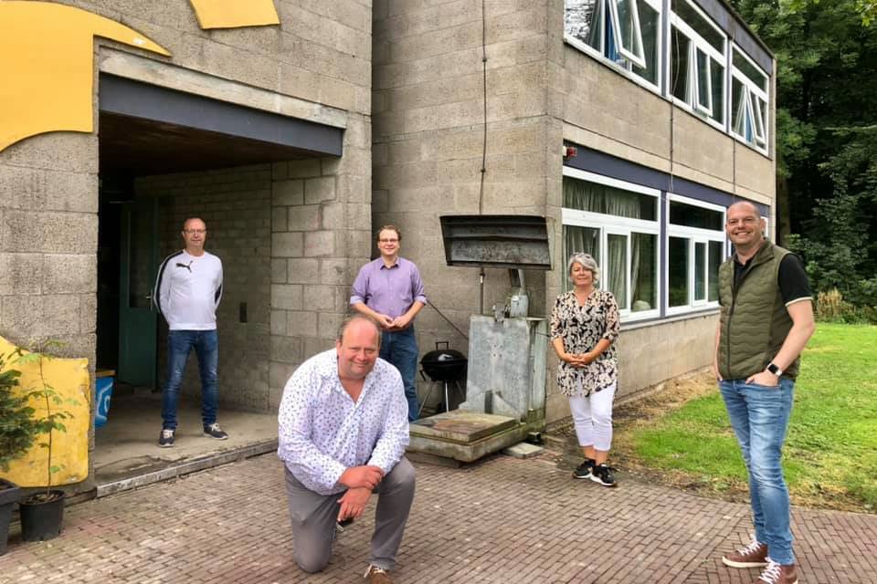 Bart Plaatje (voorgrond) leidde Paul Vermast (GroenLinks), Suzanne Stoop (PvdA) en Peter Duvekot (SP) rond op de campus.