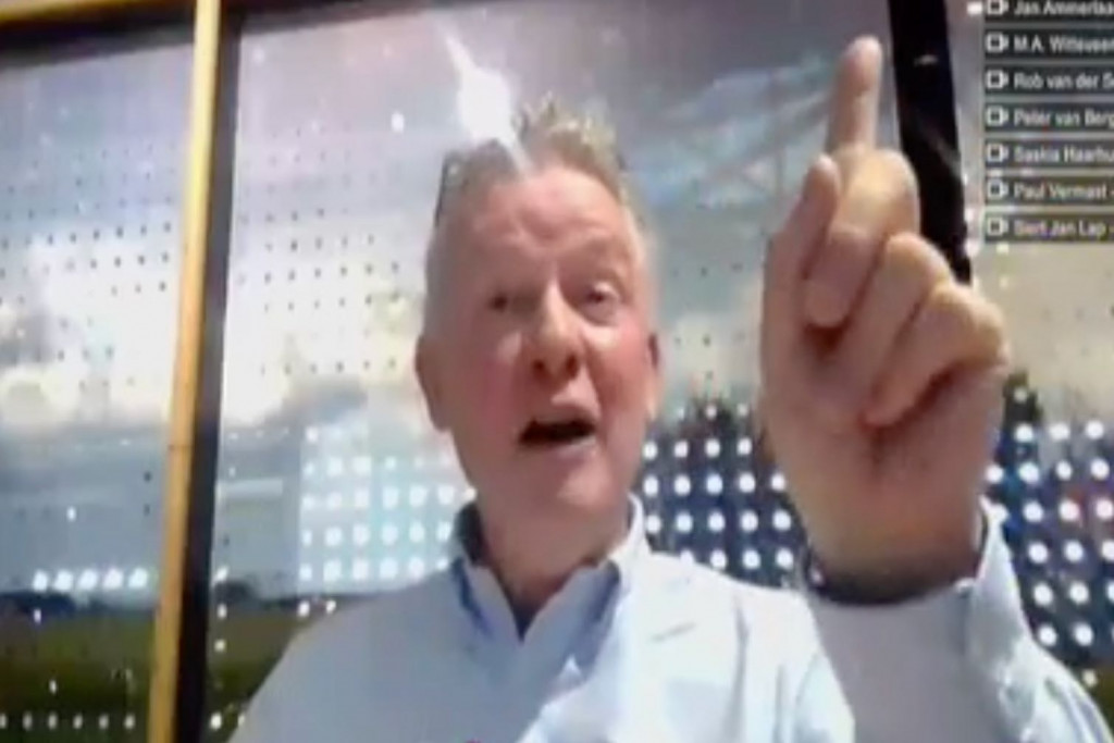 De burgemeester aan 't eind van de vergadering.