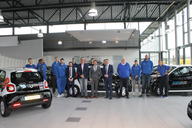 Wensink smart nieuwe mobiliteitspartner Landstede Basketbal Selectiespelers rijden sportieve en comfortabele smart forfours
