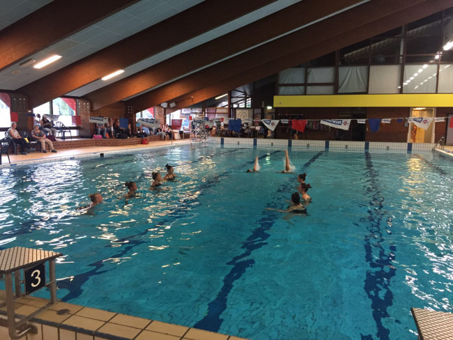 Demonstratie synchroonzwemmen.