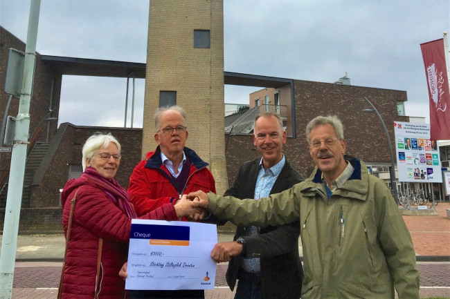 De stichting kreeg een cheque van de Rabobank