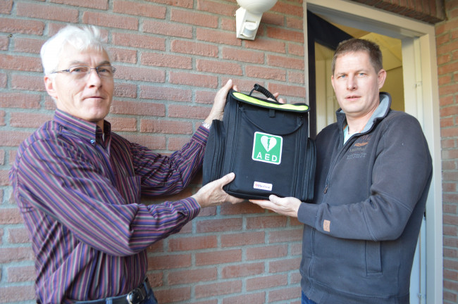  Janco Steenhuis en Kars Kootstra bij de plek waar het AED-kastje moet komen. 