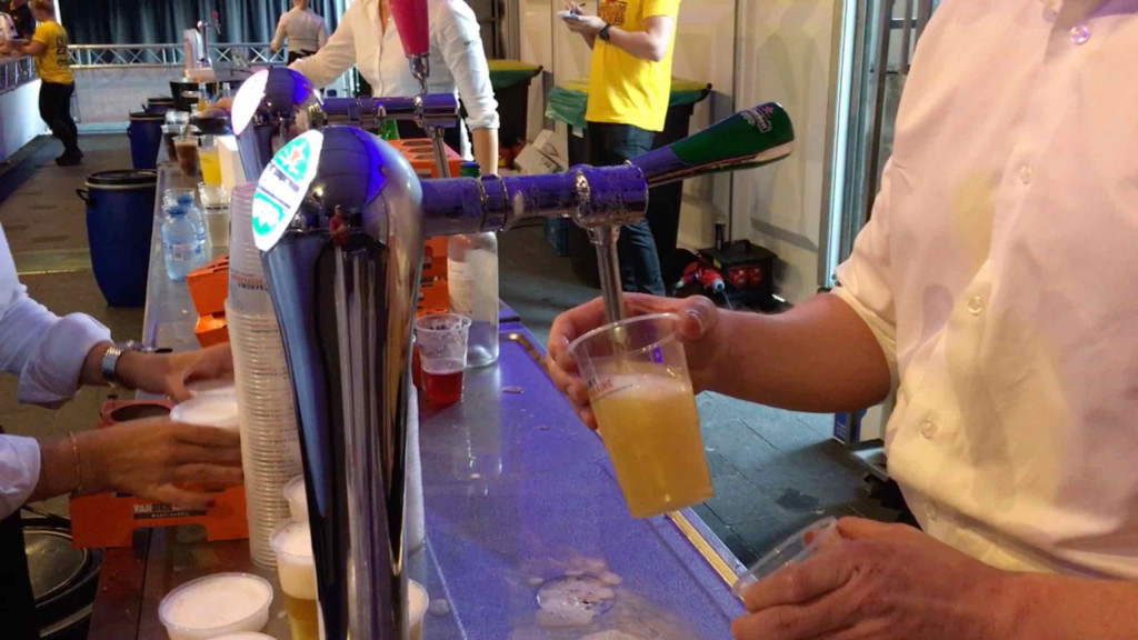 Stijgingen in de detailhandel, horeca en uitzendbedrijven.