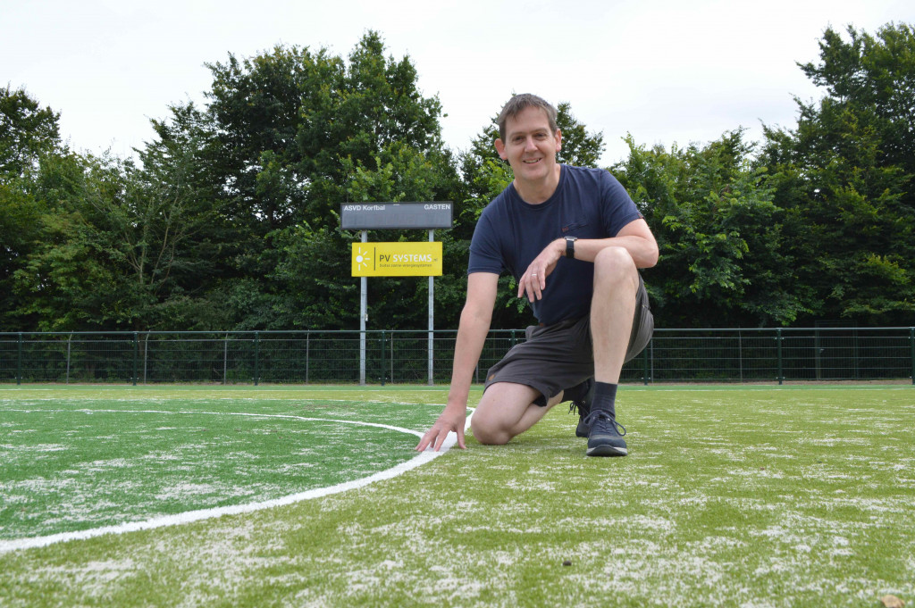 Alexander van den Hemel op het nieuwe hoofdveld van ASVD Korfbal.