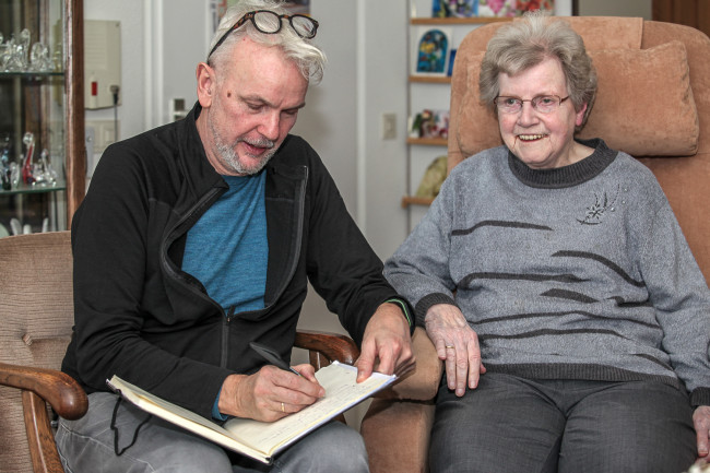 Harold van den Berg in gesprek met zuster Veronica., https://brugnieuws.nl/uploads/952b34e019e4c031446f6e9f1656b1cddfaef98e.jpg