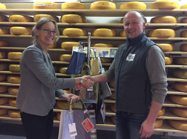 Carolien de Hoop overhandigt de tassen aan Ard van Wees.