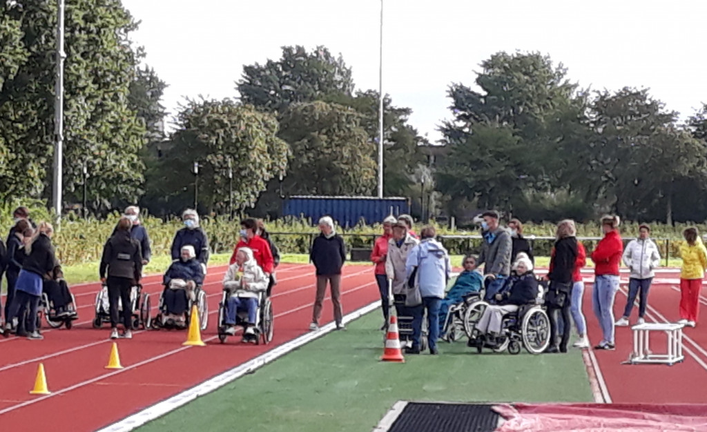 Jong en oud lopen mee met Alzheimer wandeling