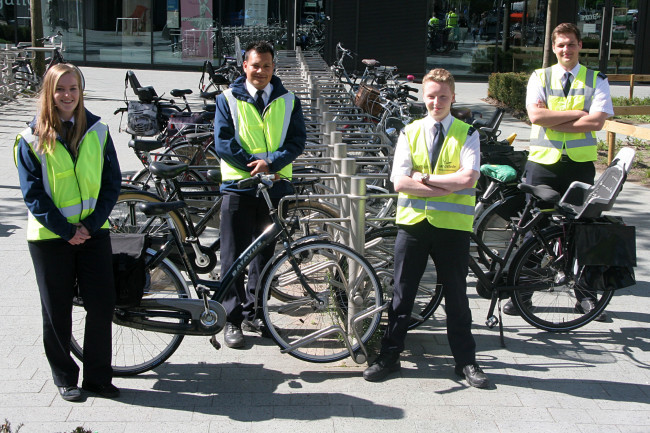 Studenten helpen winkeliers met het fietsvrij maken winkelcentrum