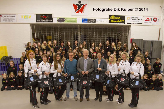 Jazz-afdeling van Wihelmina ontvangt tassen van de Silvercoastgroep