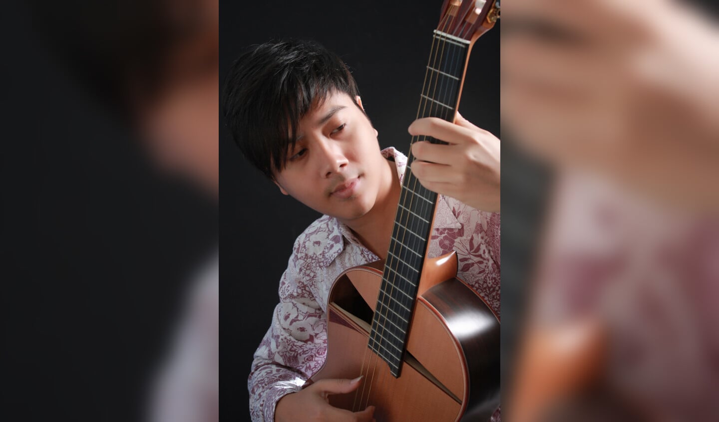 Thaise gitarist speelt in de Doopsgezinde Kerk
