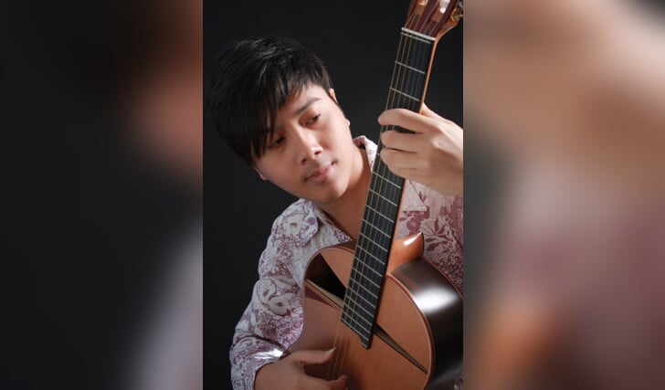 Thaise gitarist speelt in de Doopsgezinde Kerk