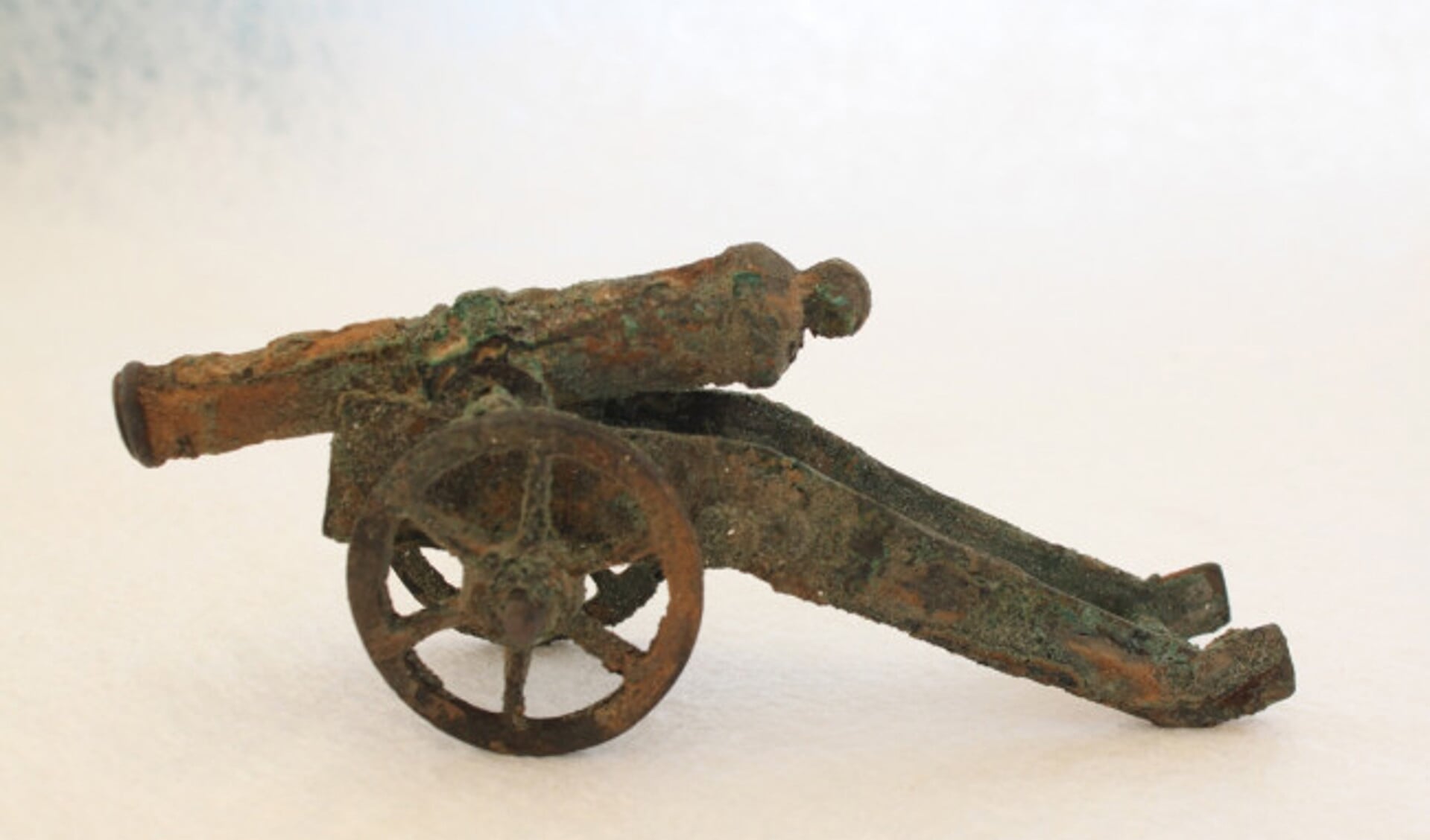 Klein kanonnetje van 15 centimeter gevonden aan Rietweg
