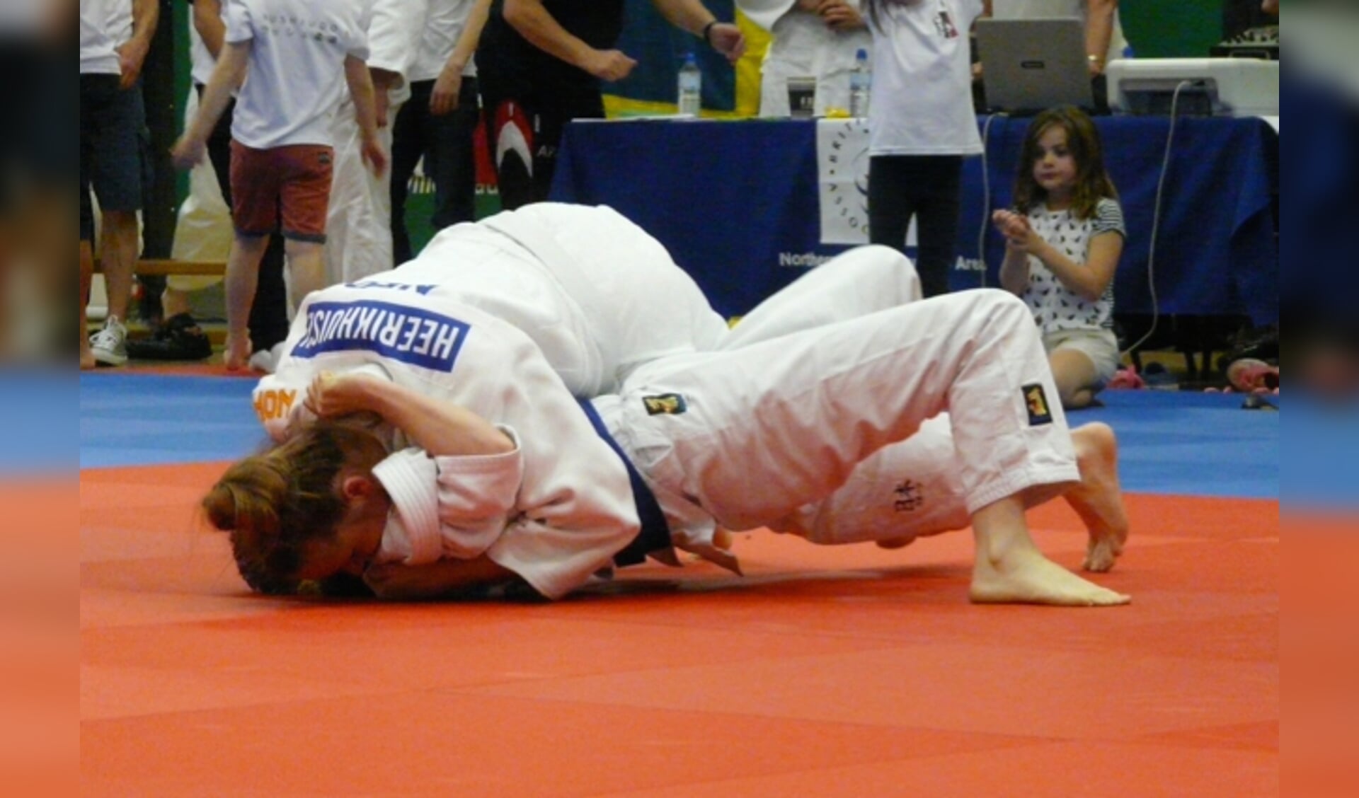 Judoka Kayleigh Heerikhuisen wint goud op het British SN Open