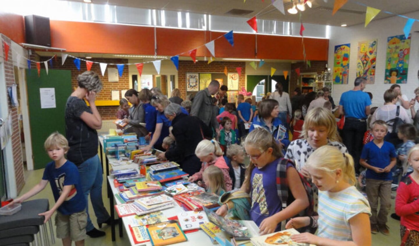 Kompas start kinderboekenweek met een boekenmarkt