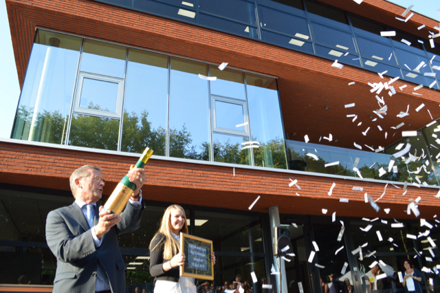 De opening van de eerste kantorenvilla aan De West.
