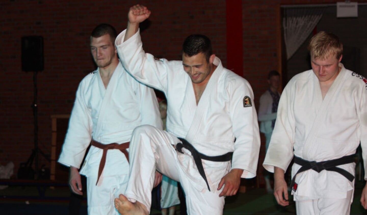 Sfeer tijdens groot judotoernooi vriendschappelijk en gezellig