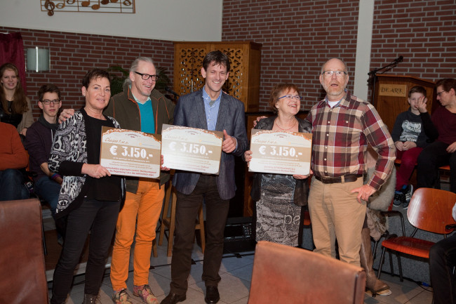 Protestantse gemeente reikt cheques oliebollenactie uit